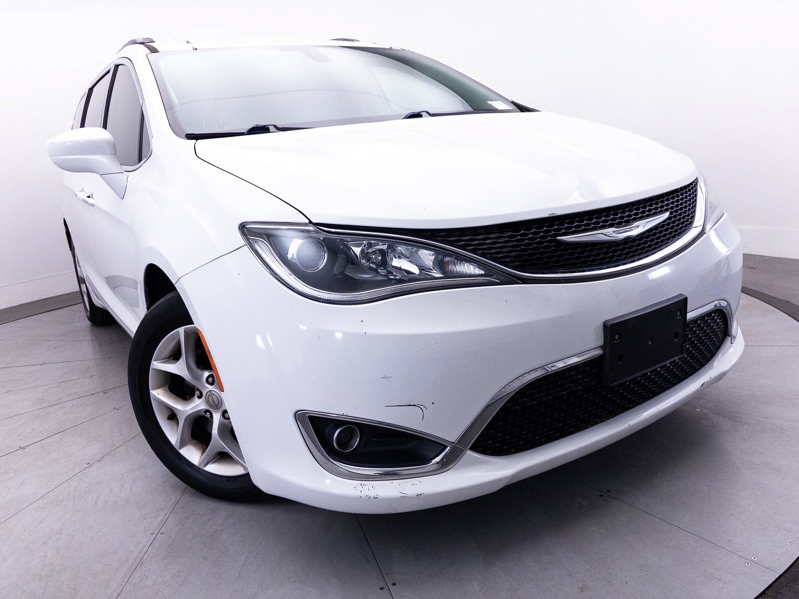 Used 2017 Chrysler Pacifica Touring-L w/ Tire & Wheel Group FWD image 3