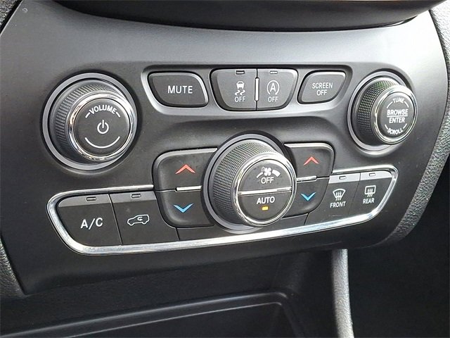 Used 2019 Jeep Cherokee Limited image 16