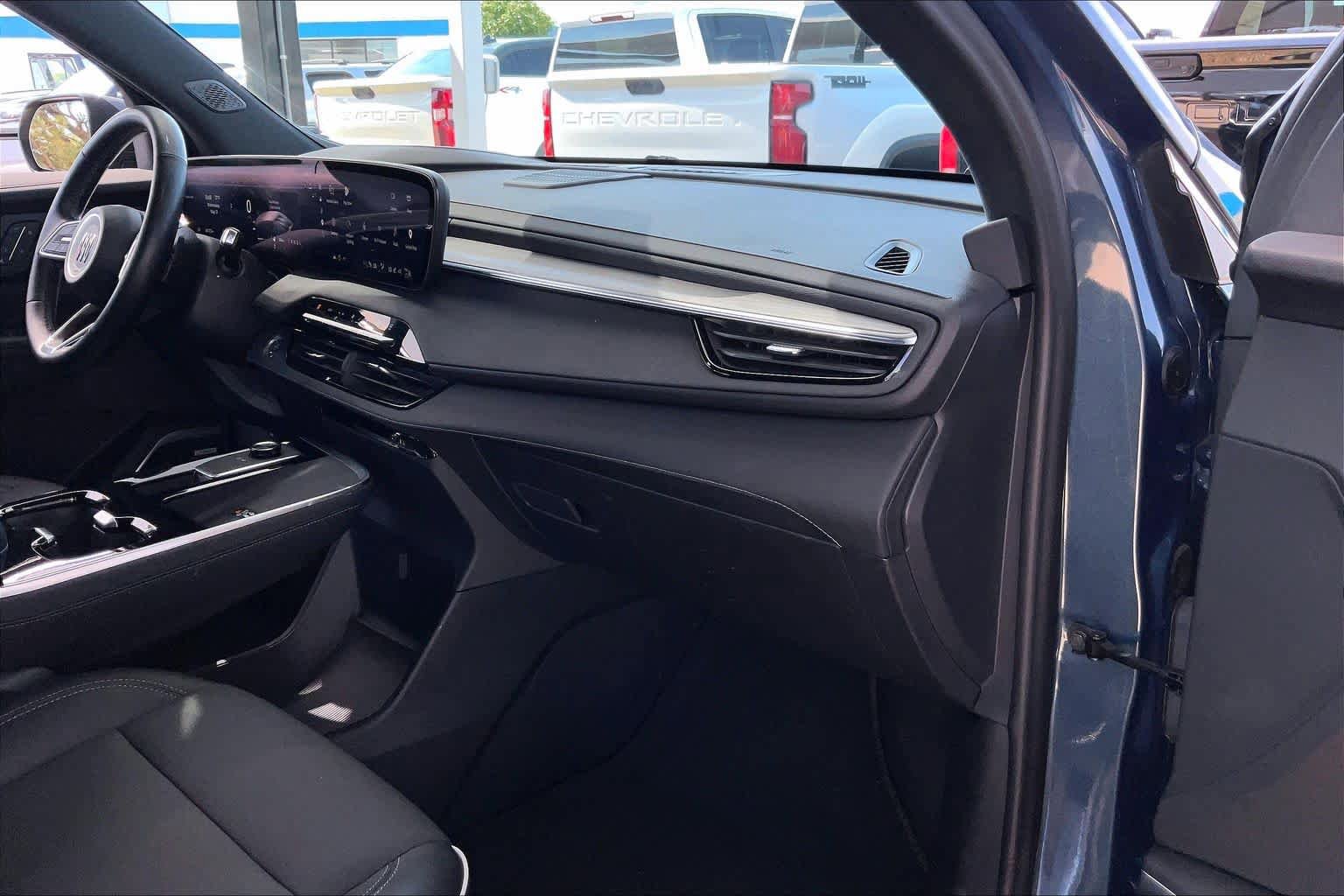 Used 2025 Buick Enclave Preferred w/ Power Package FWD image 18