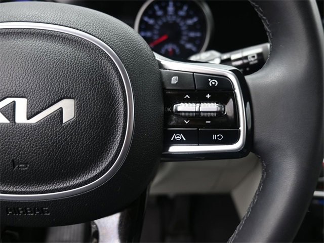 Used 2024 Kia Carnival LX image 2