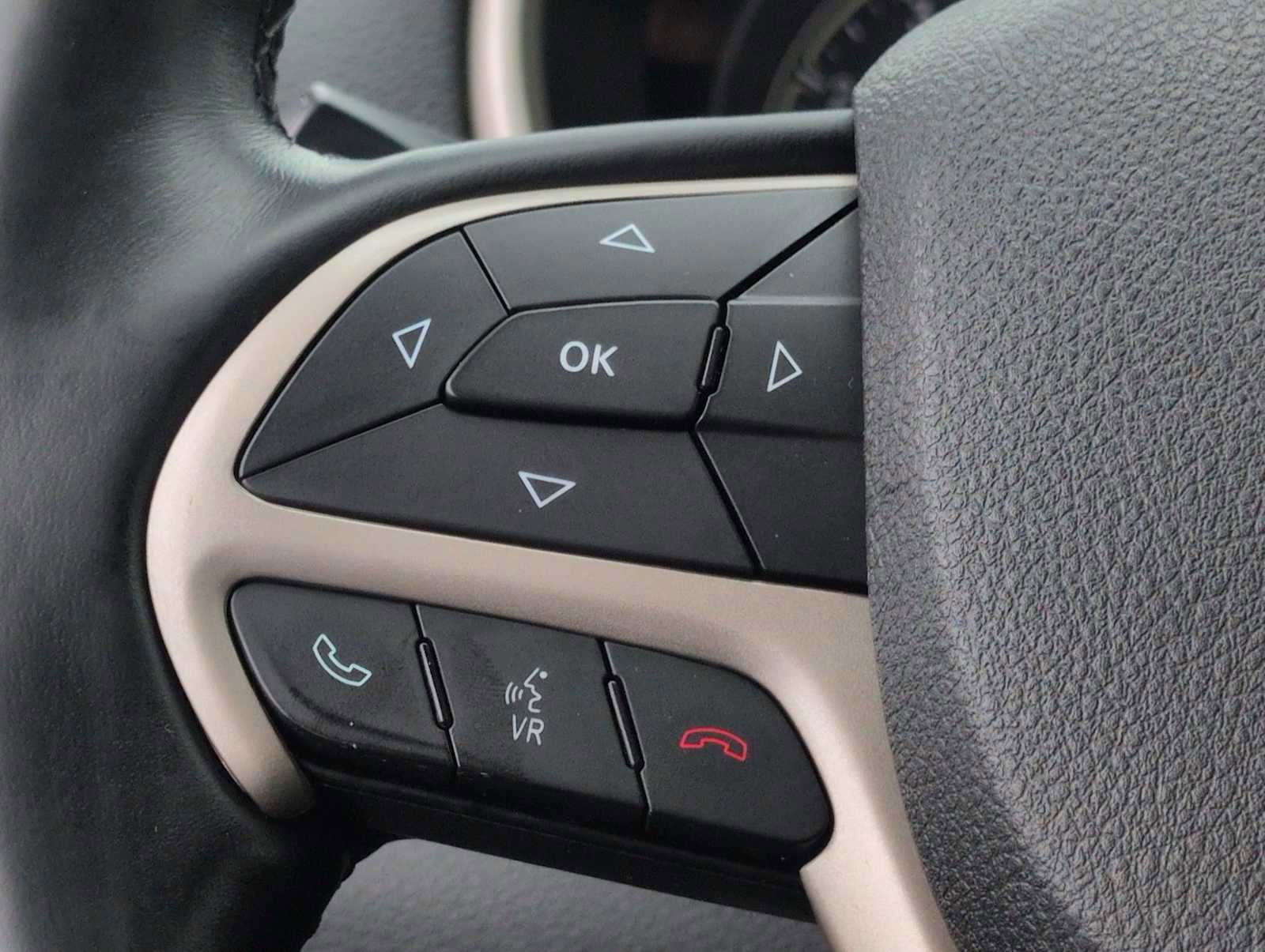 Used 2015 Jeep Cherokee Limited w/ Luxury Group image 24