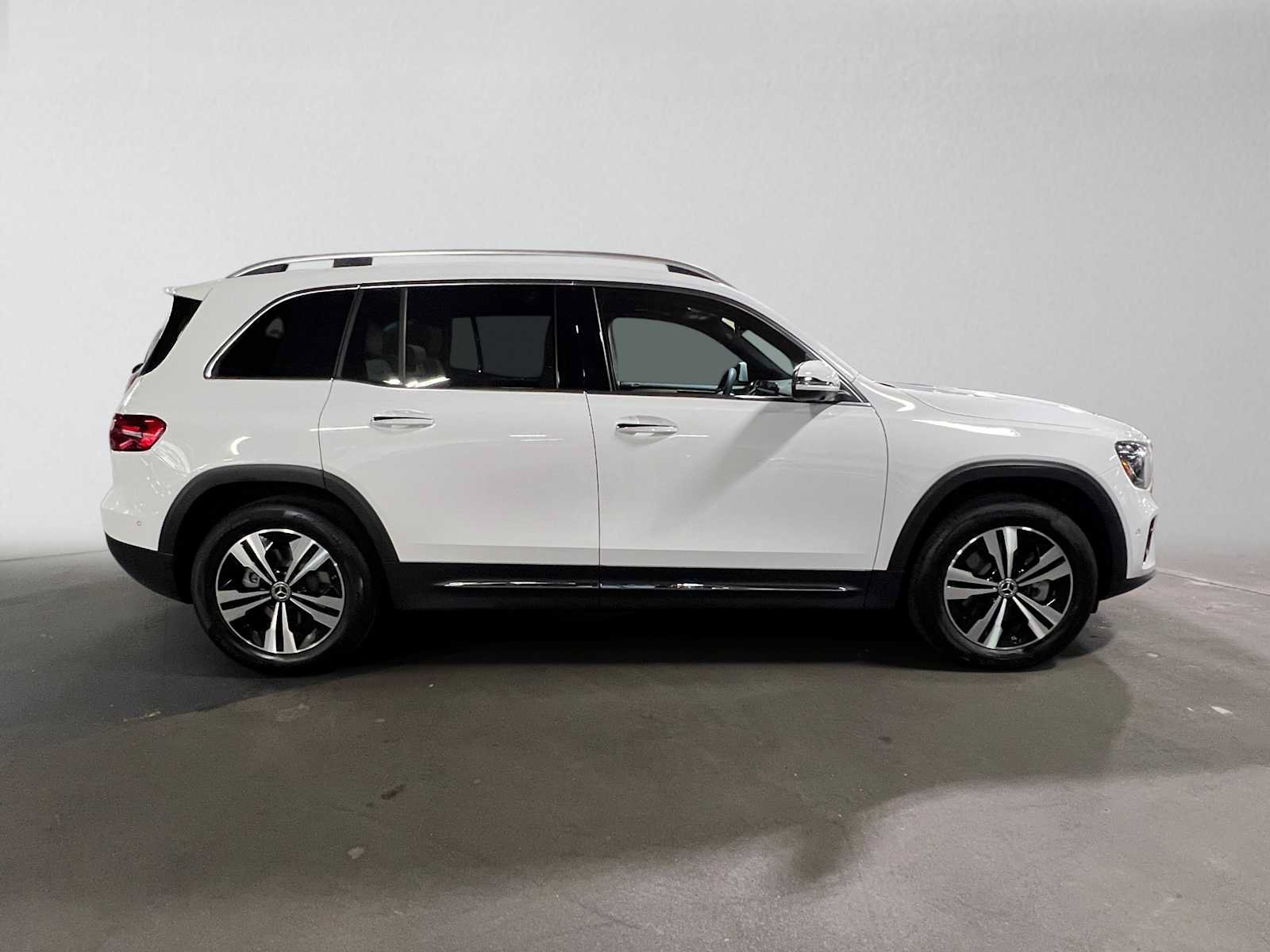 Used 2026 Mercedes-Benz GLB 250 4MATIC image 2