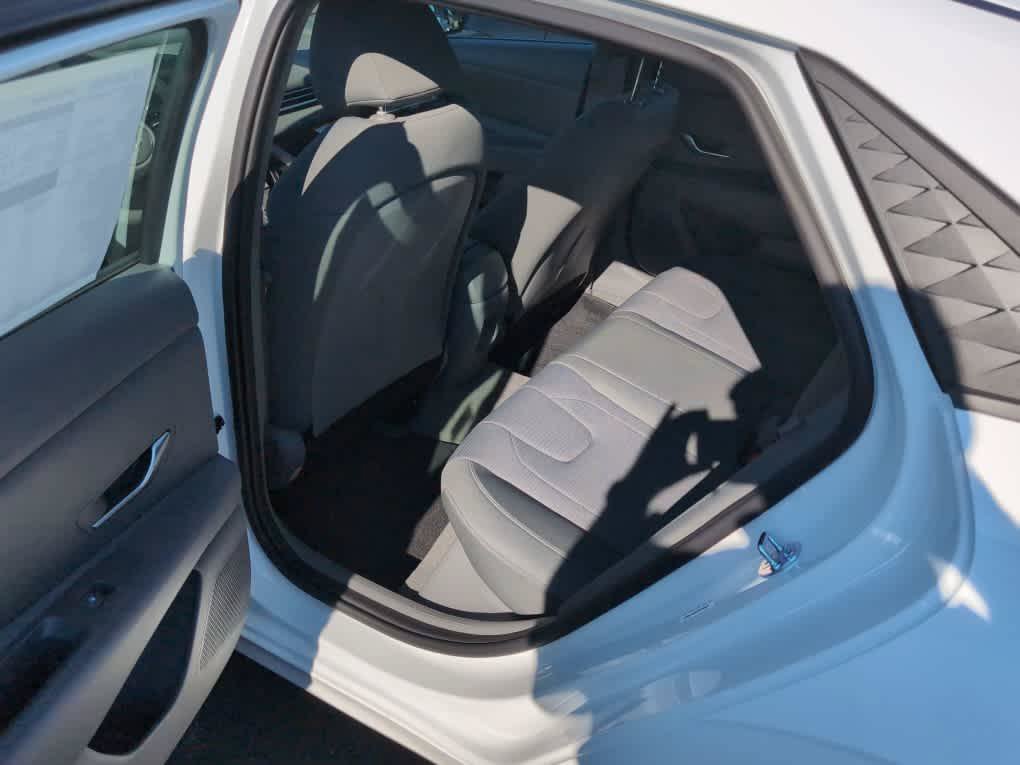 New 2026 Hyundai Elantra SE FWD image 18