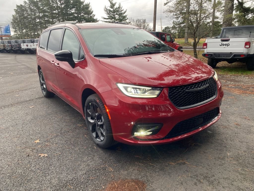 New 2026 Chrysler Pacifica Limited w/ S Appearance Package image 3