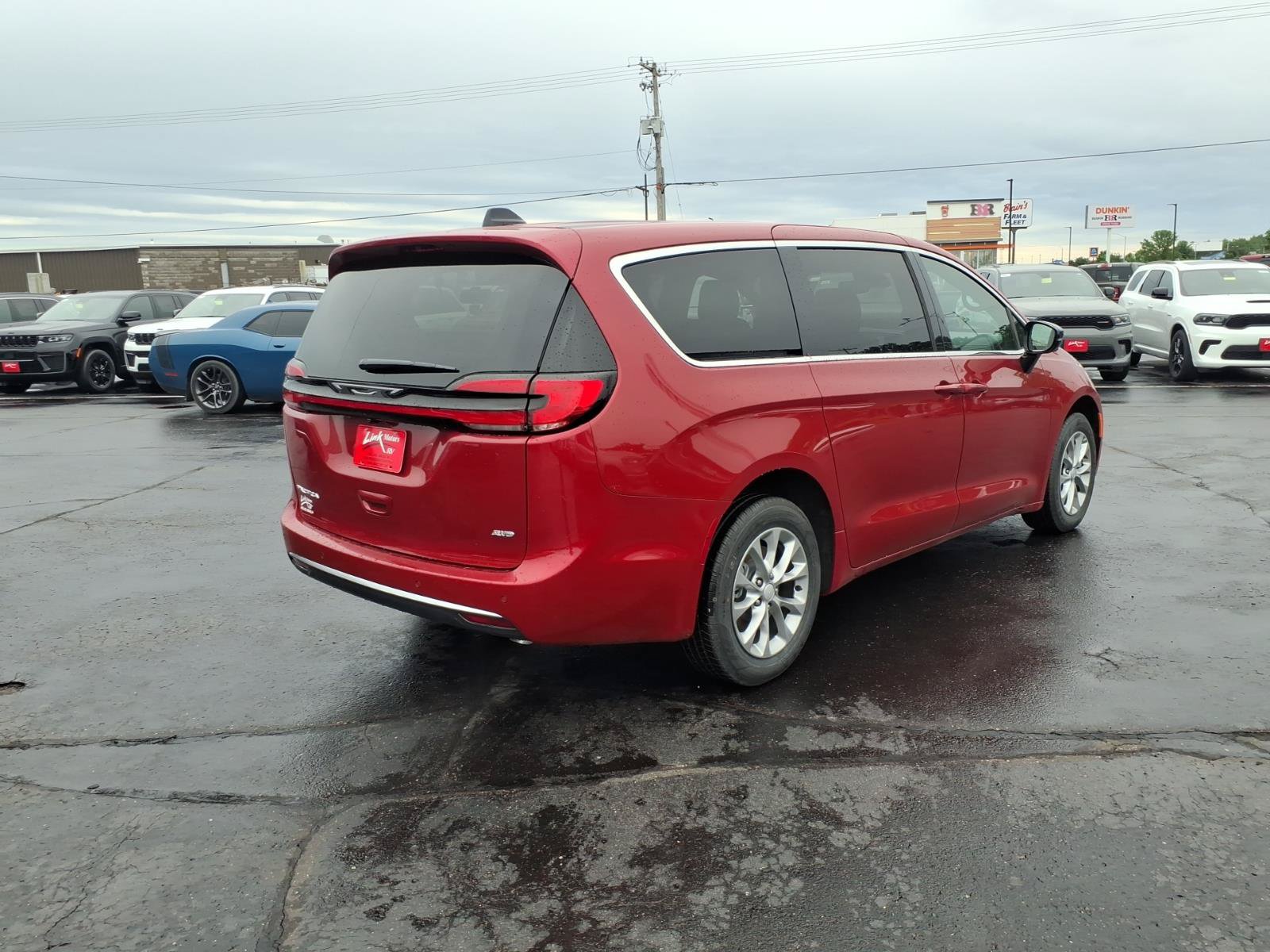 New 2027 Chrysler Pacifica Select AWD/4WD image 4