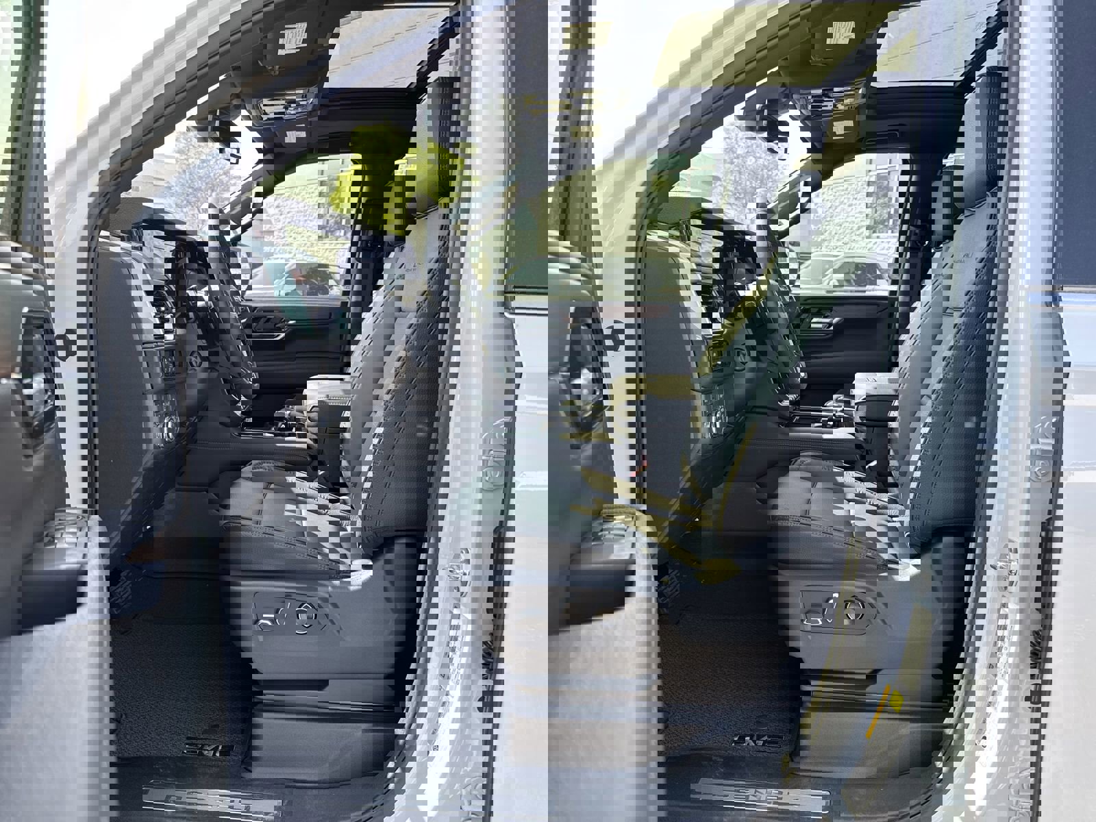 Used 2026 GMC Yukon Denali w/ Sun & Power Step Package AWD/4WD image 16