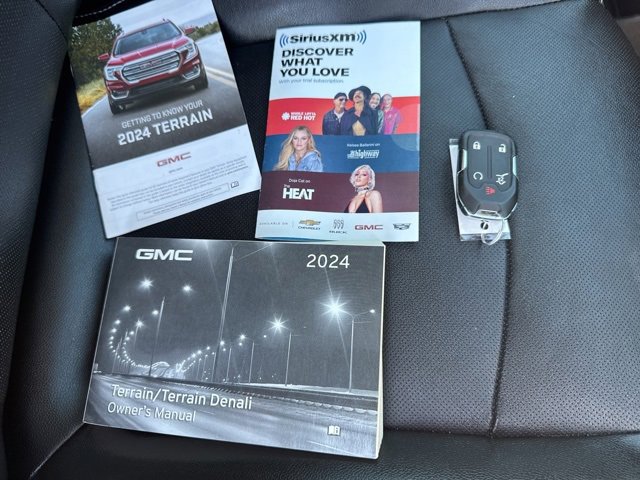 Used 2024 GMC Terrain SLT image 25