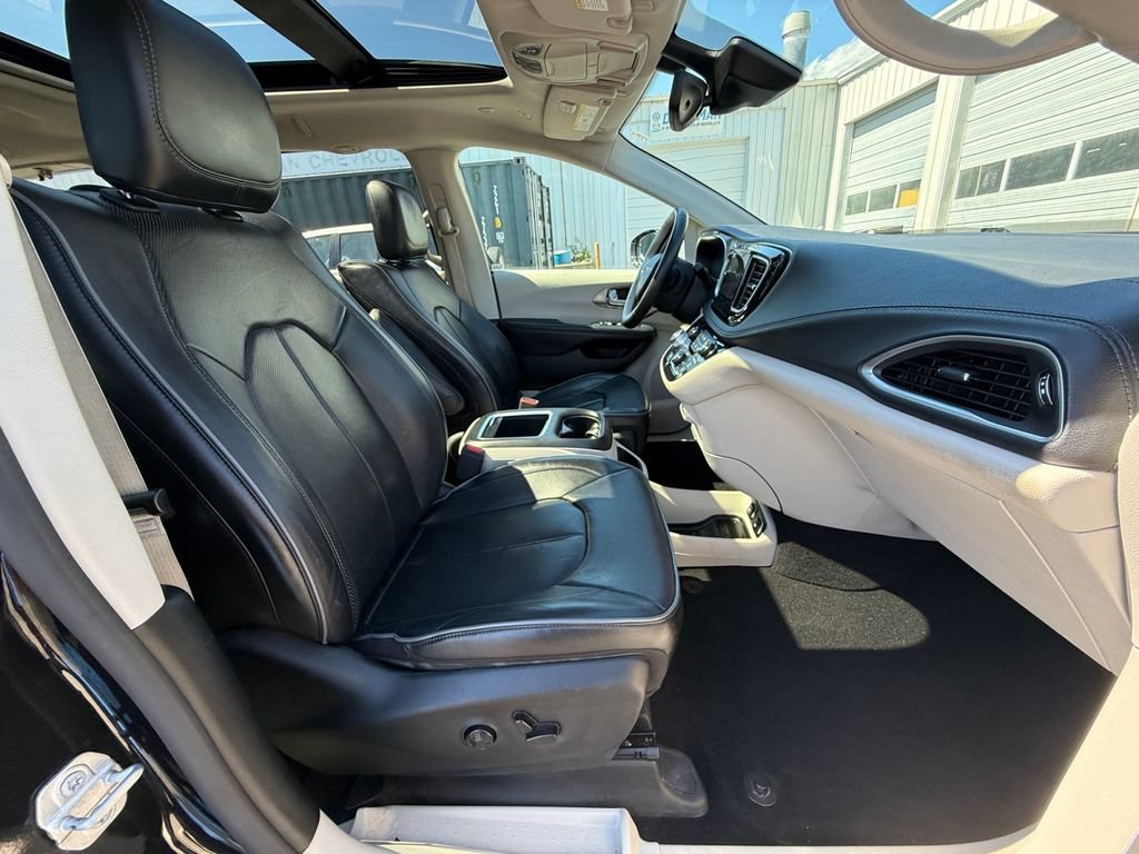 Used 2018 Chrysler Pacifica Limited w/ Tire & Wheel Group FWD image 30