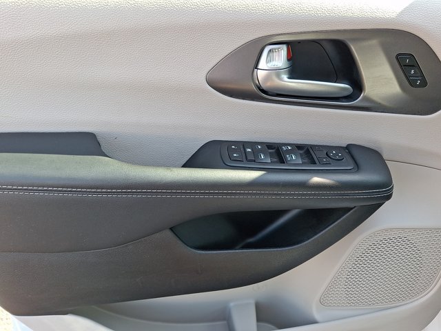 Certified 2024 Chrysler Pacifica Touring-L FWD image 17