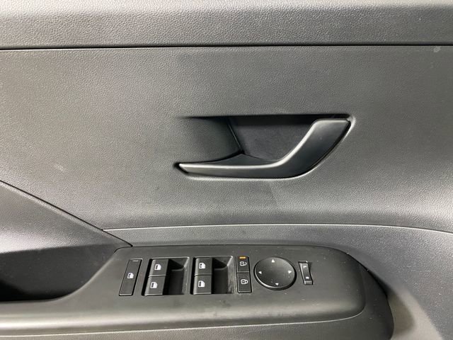 Used 2024 Hyundai Kona SE image 12