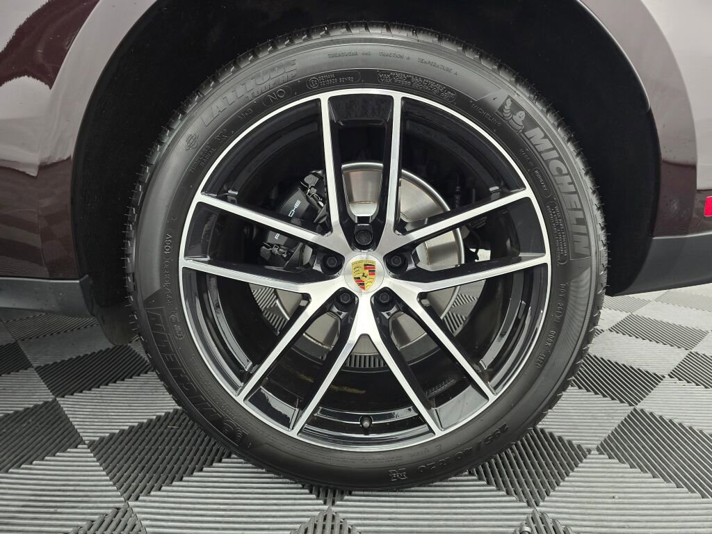 Certified 2025 Porsche Macan image 33