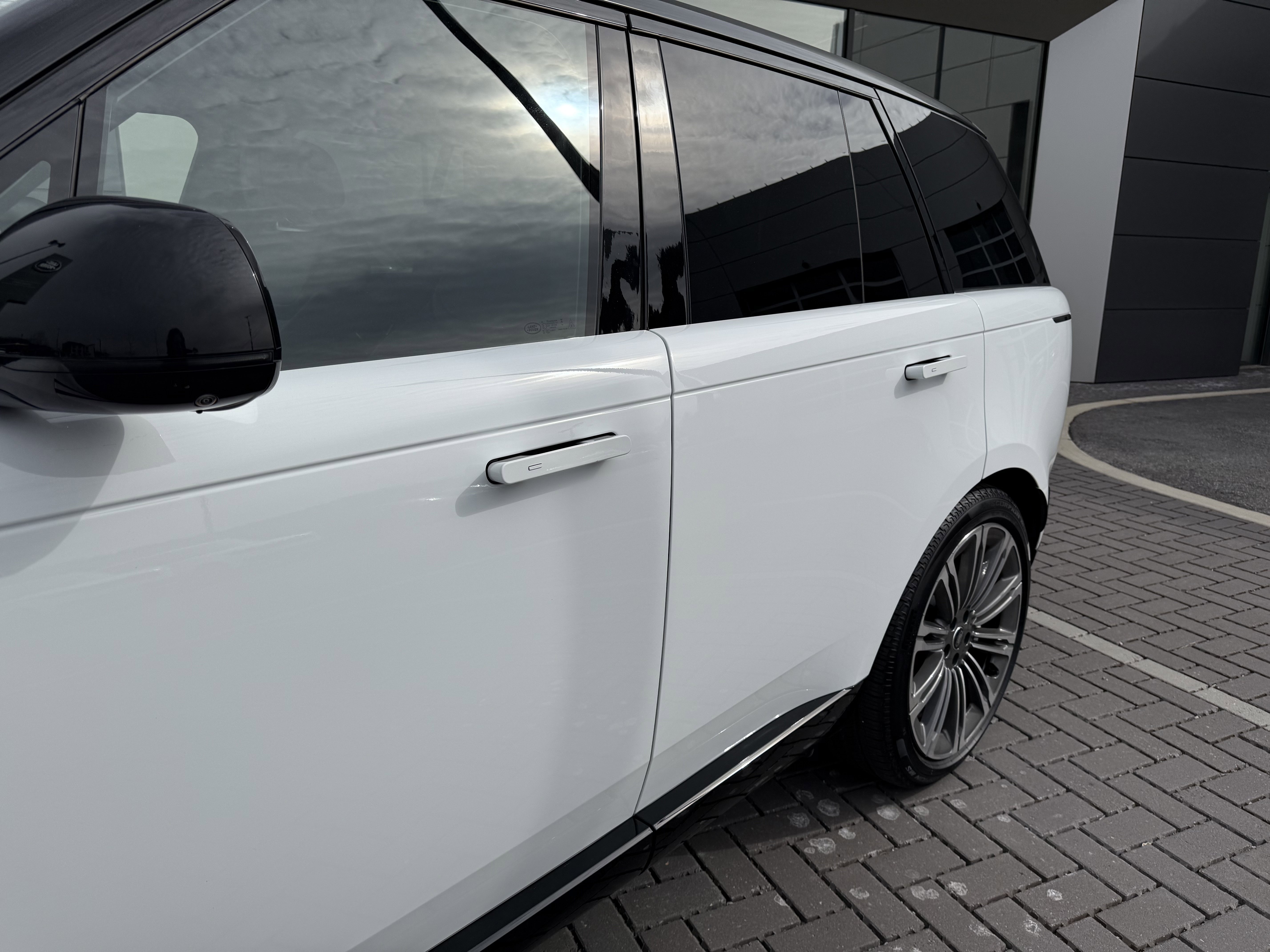 Certified 2025 Land Rover Range Rover SE image 13