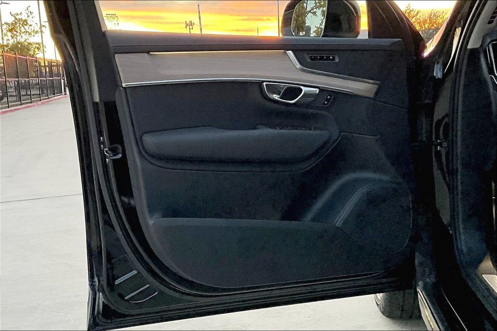 Certified 2025 Volvo XC90 B6 Plus image 22