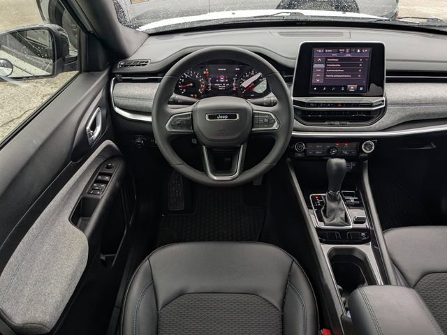 Used 2025 Jeep Compass Latitude w/ Convenience Group image 16