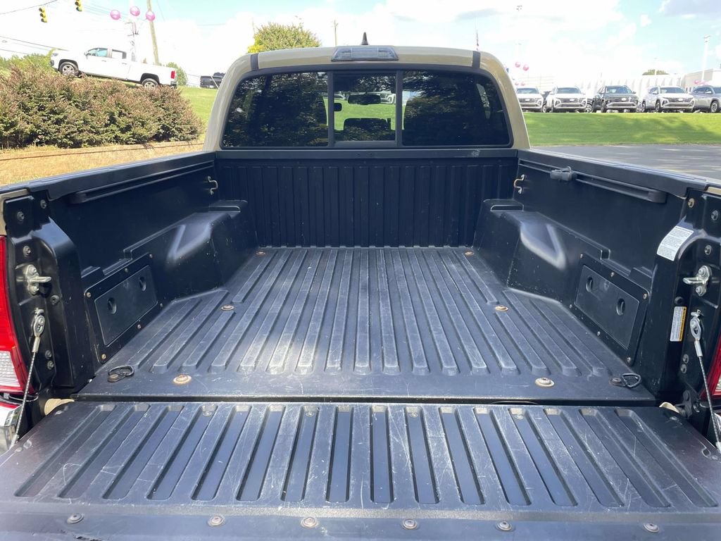 Used 2017 Toyota Tacoma SR5 w/ Tow Package RWD image 8