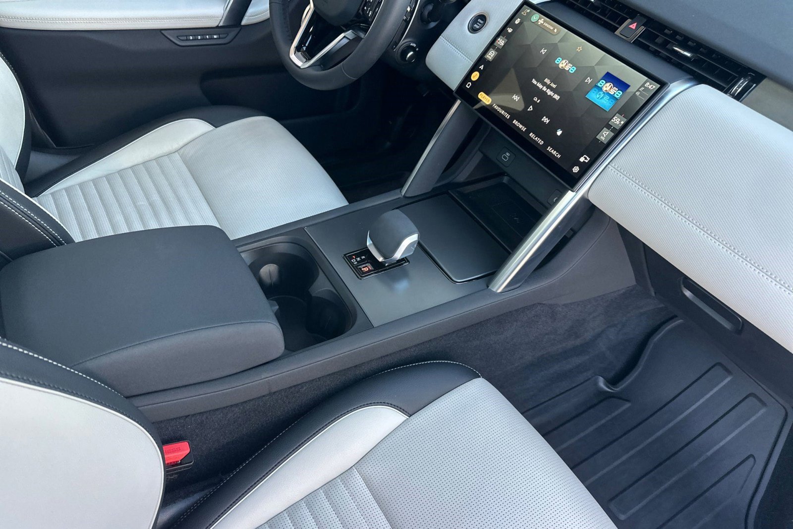 Certified 2025 Land Rover Discovery Sport Dynamic SE image 32