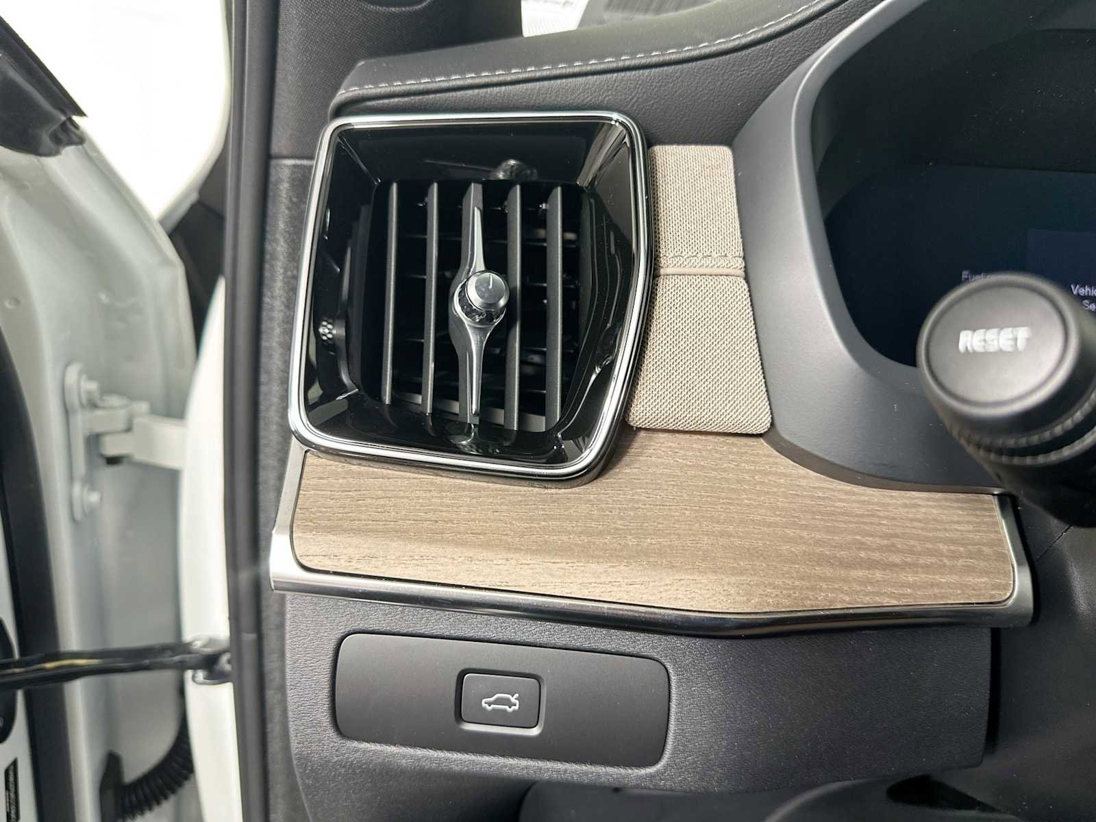 Used 2025 Volvo XC90 B6 Plus w/ Protection Package Premier image 10