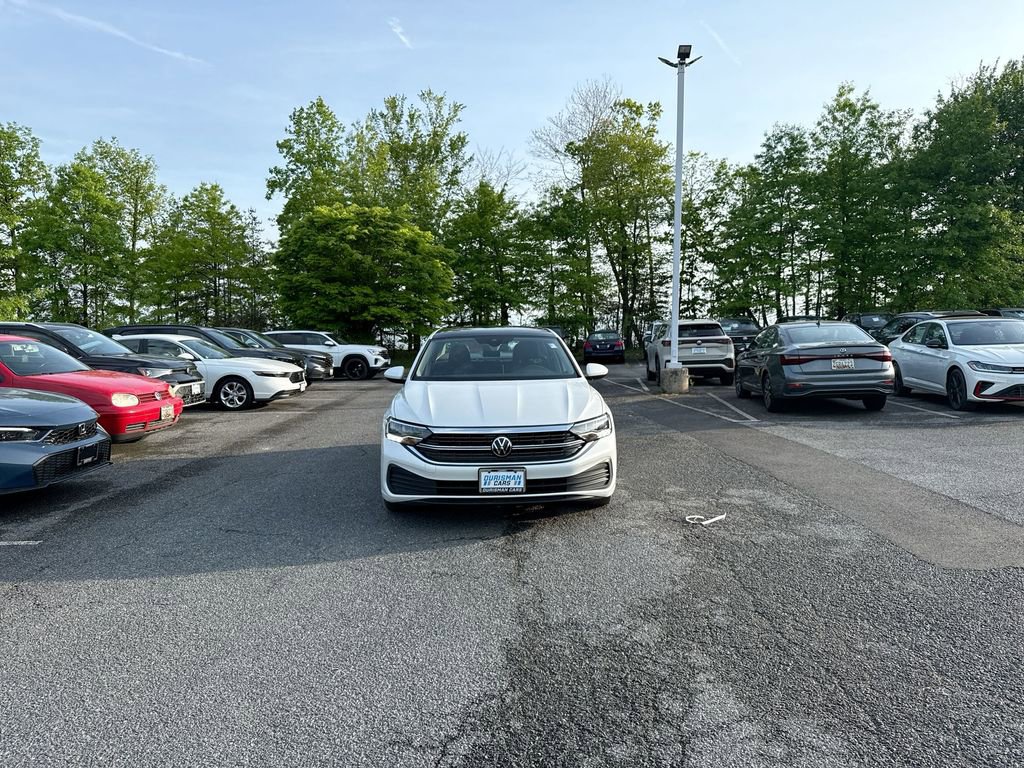 Used 2023 Volkswagen Jetta SE w/ Panoramic Sunroof Package FWD image 3