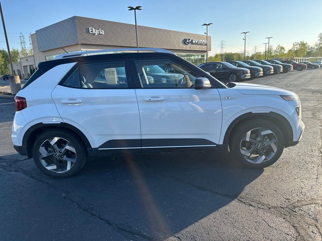 Used 2023 Hyundai Venue Limited FWD image 4