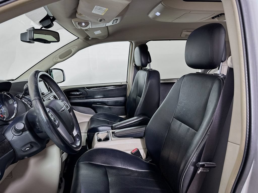Used 2011 Chrysler Town & Country Touring-L FWD image 8