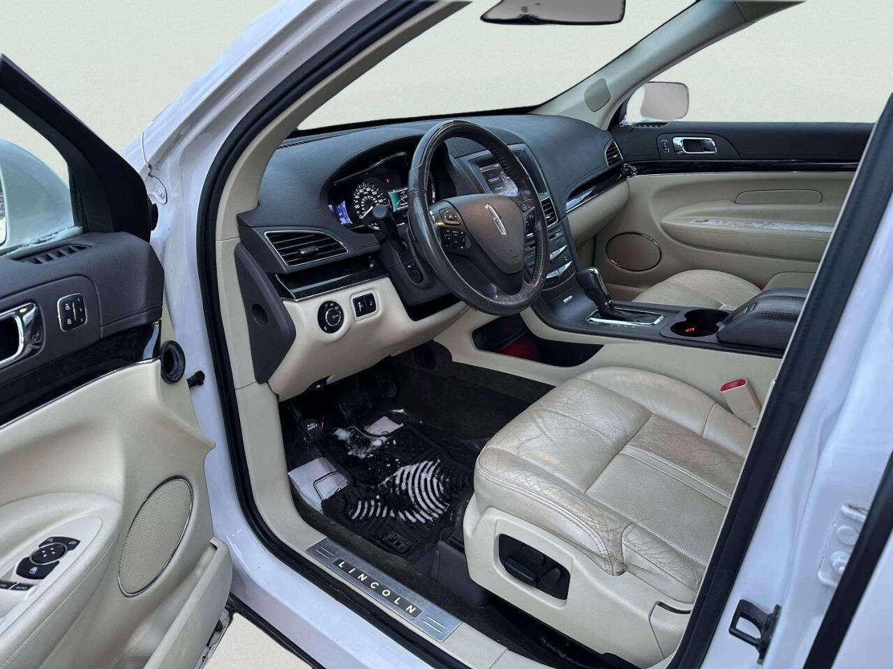 Used 2013 Lincoln MKT AWD image 14