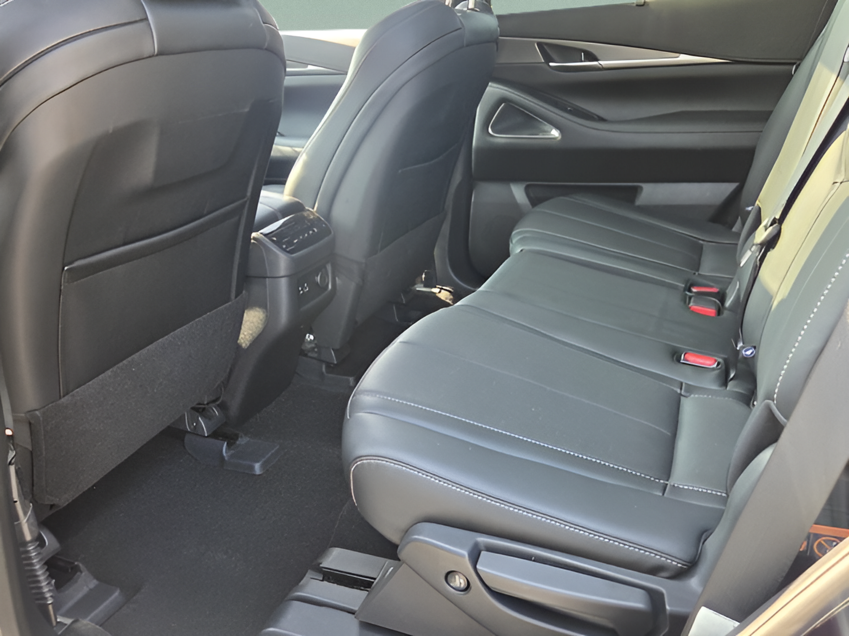 Used 2024 INFINITI QX60 Luxe w/ Performance Audio Package FWD image 10