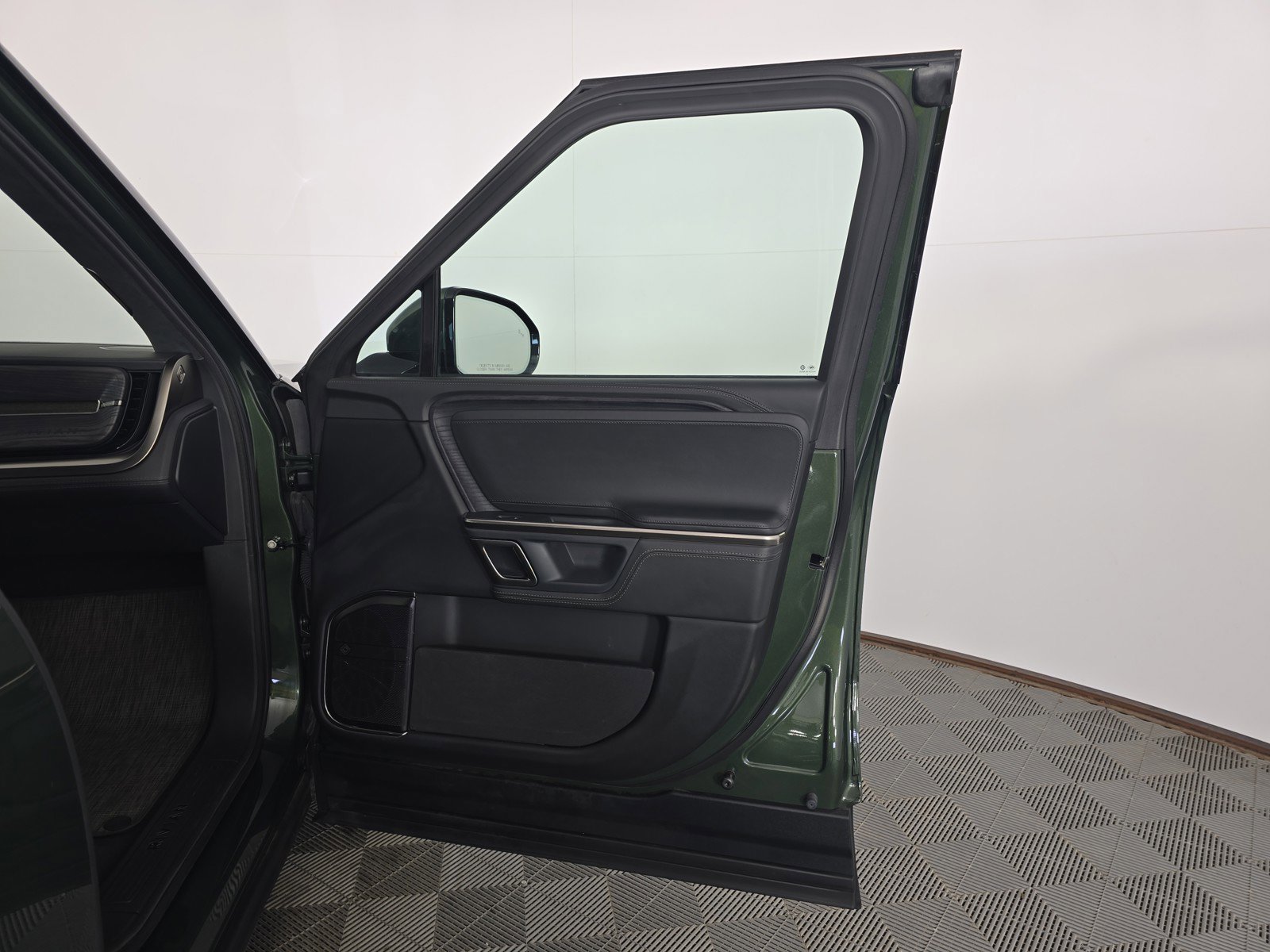 Used 2024 Rivian R1S Adventure AWD/4WD image 18