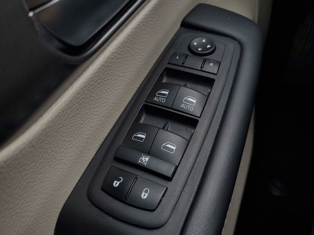Used 2023 Chrysler Pacifica Touring-L FWD image 19