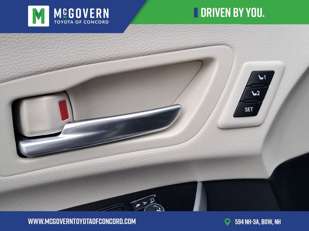 Used 2025 Toyota Sienna Platinum AWD/4WD image 12
