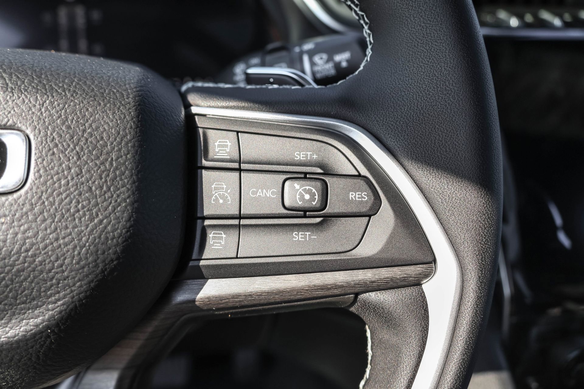 New 2025 Jeep Grand Cherokee Limited w/ Black Appearance Package image 24