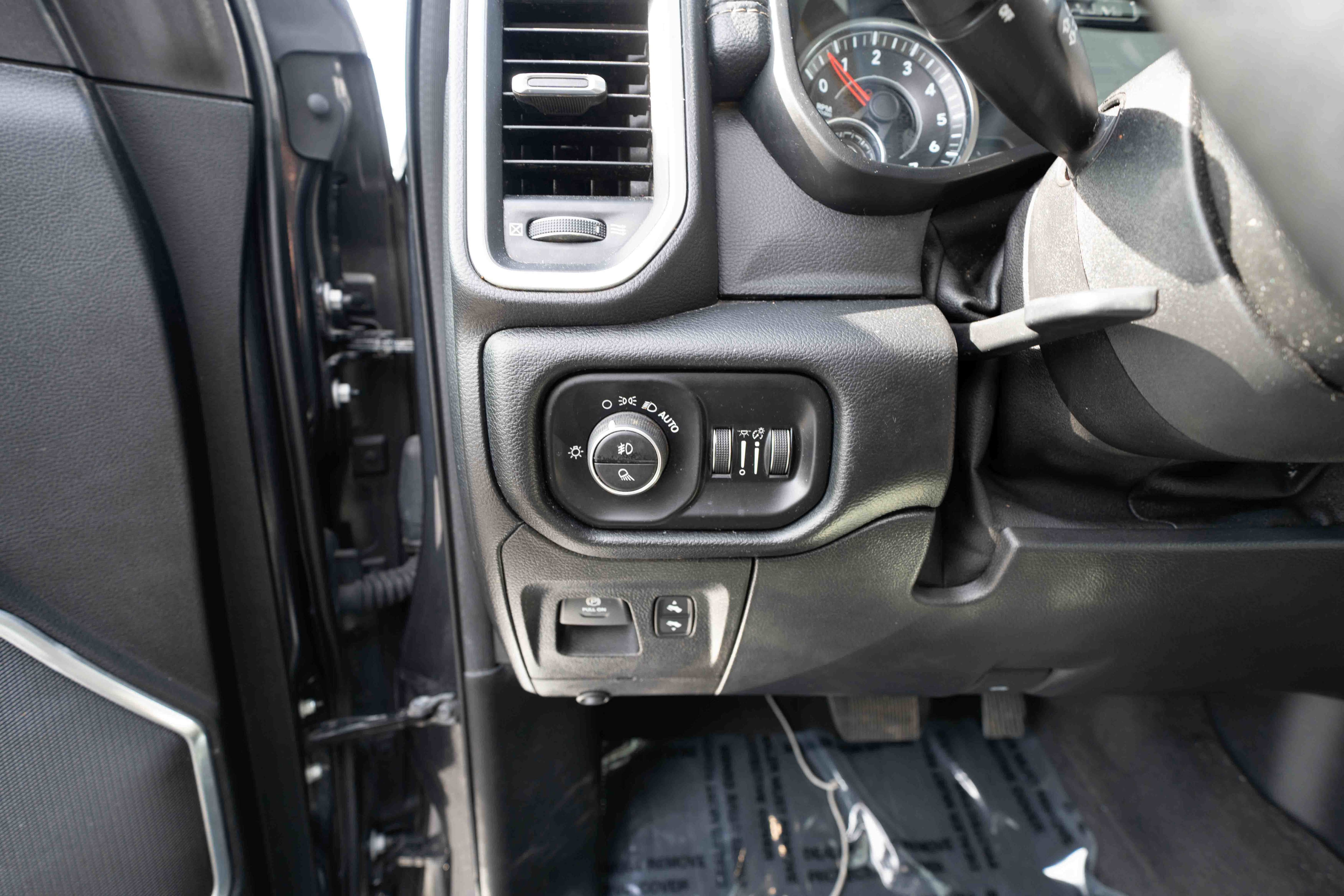Used 2019 RAM 1500 Laramie AWD/4WD image 11
