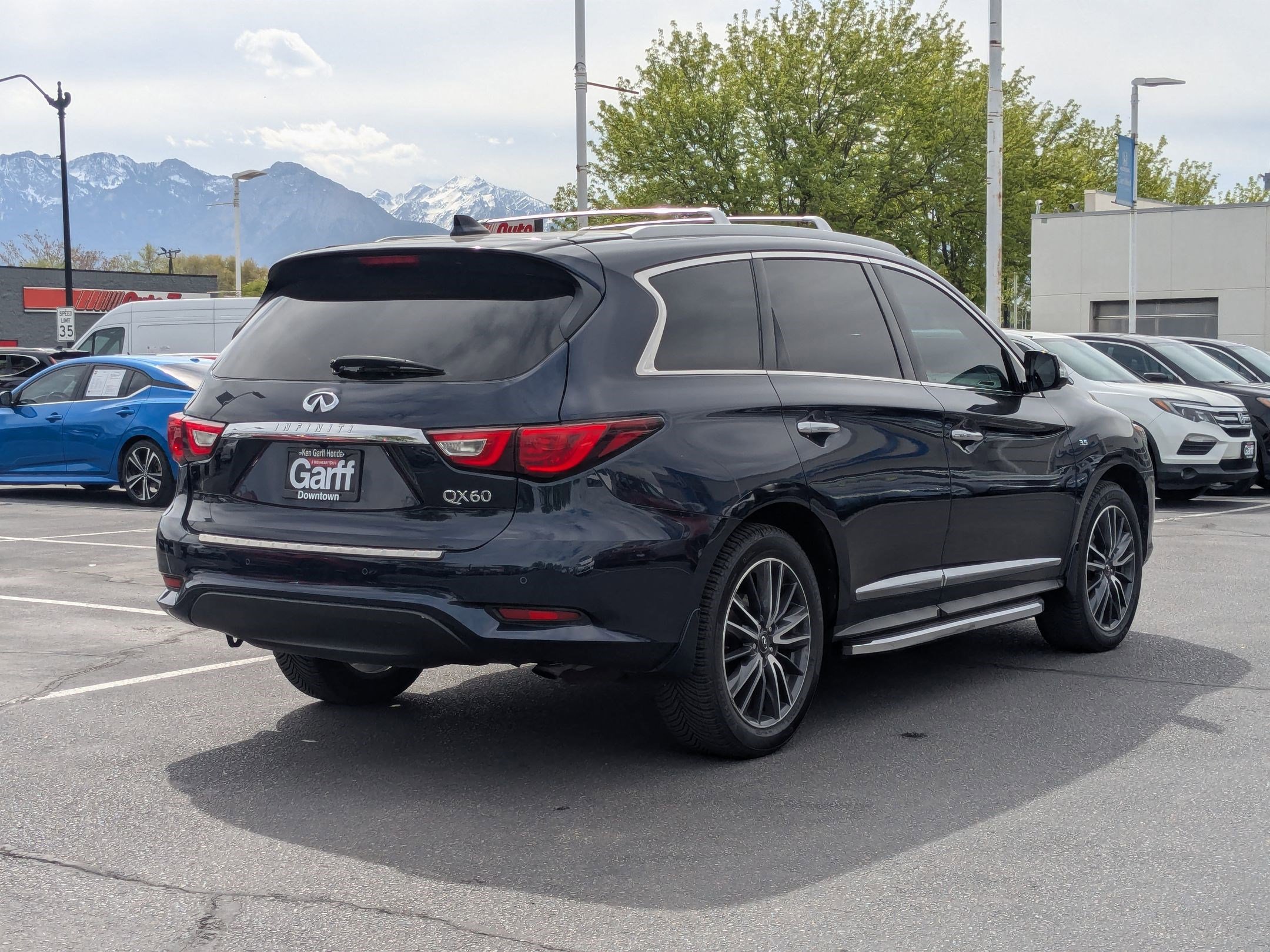 Used 2017 INFINITI QX60 Luxe w/ Deluxe Technology Package image 3