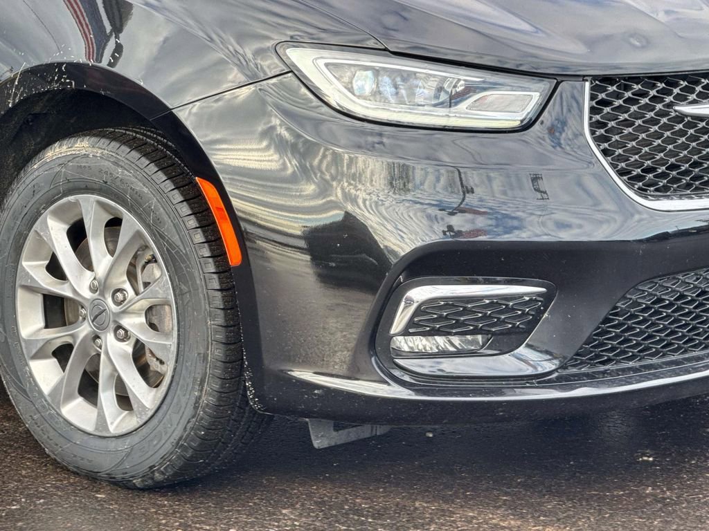 Used 2023 Chrysler Pacifica Touring-L image 4