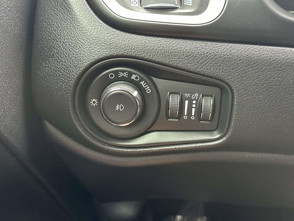 Used 2021 Jeep Renegade Latitude image 21