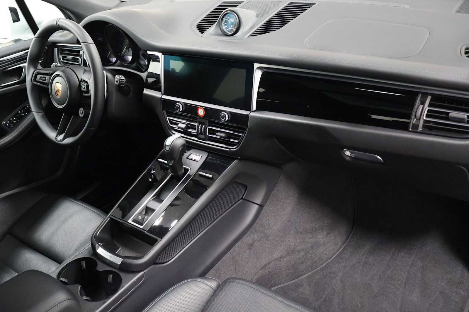 Used 2026 Porsche Macan AWD/4WD image 6