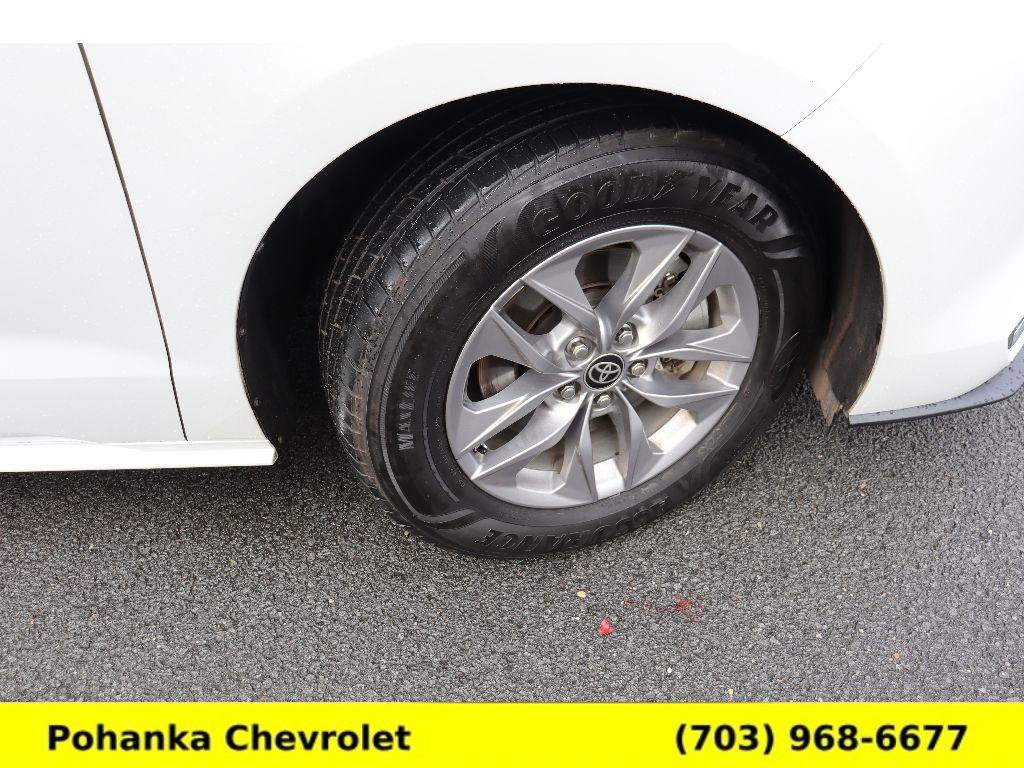 Used 2022 Toyota Sienna XLE image 34