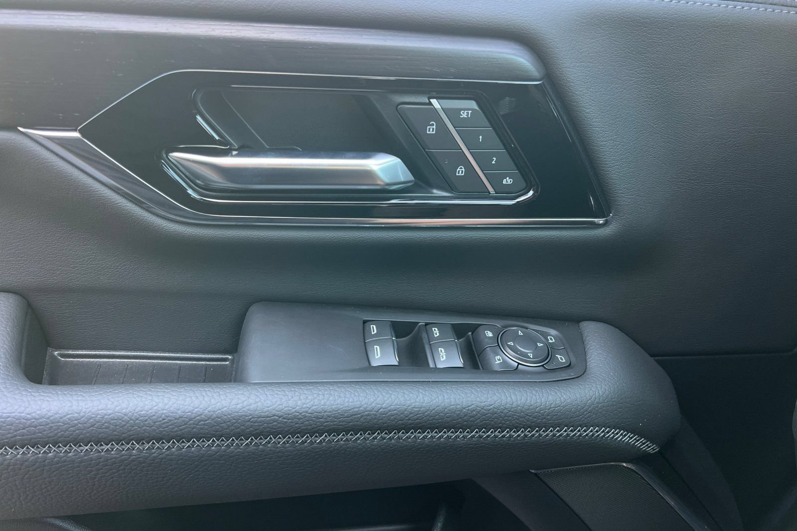 New 2026 GMC Yukon Denali w/ Denali Reserve Package AWD/4WD image 8