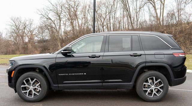 Used 2024 Jeep Grand Cherokee Limited AWD/4WD image 9