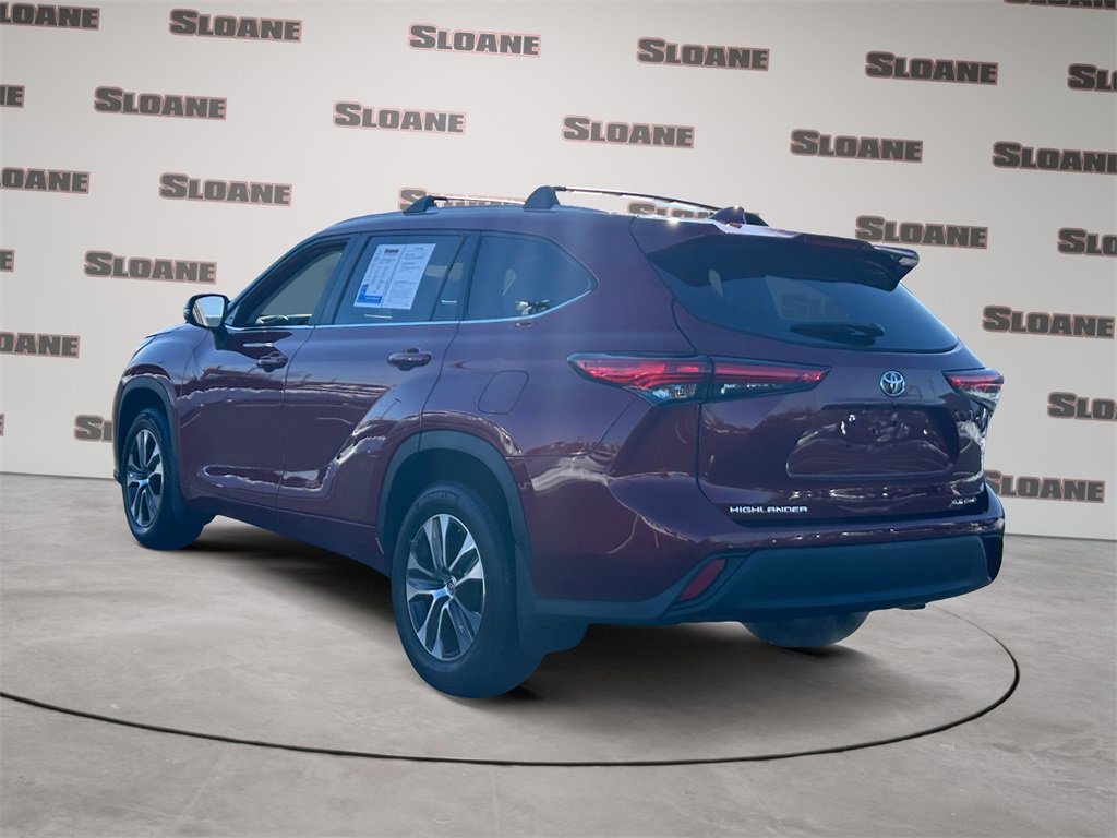 Used 2023 Toyota Highlander XLE image 3