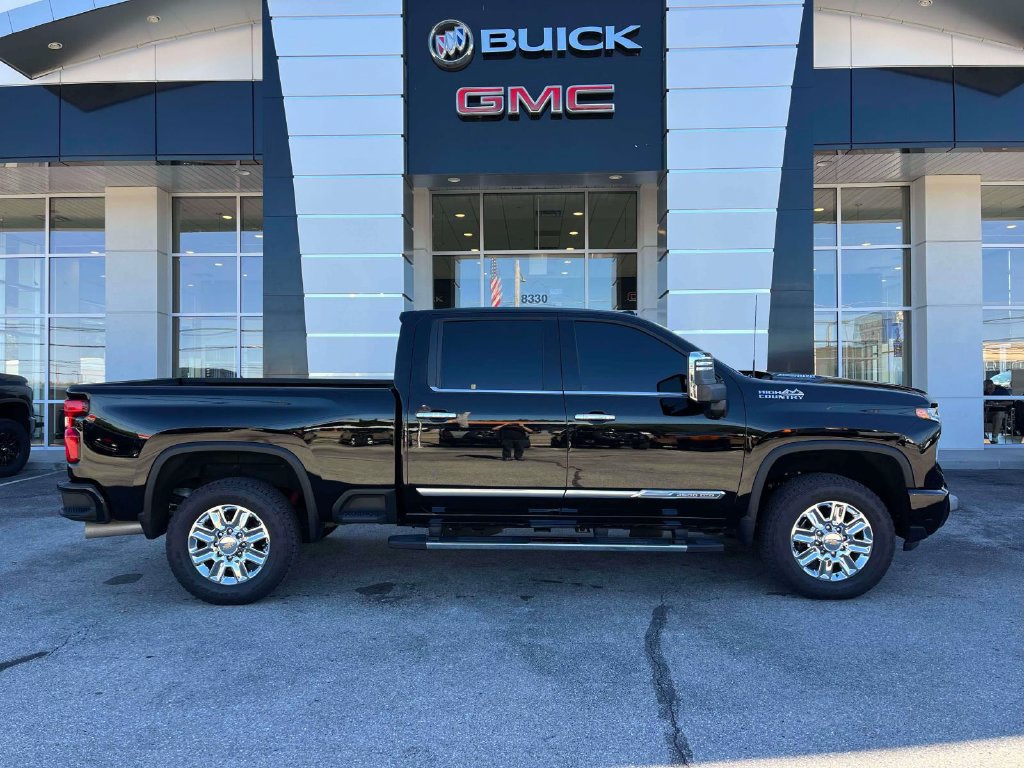Certified 2024 Chevrolet Silverado 2500 High Country w/ High Country Premium Package AWD/4WD image 2