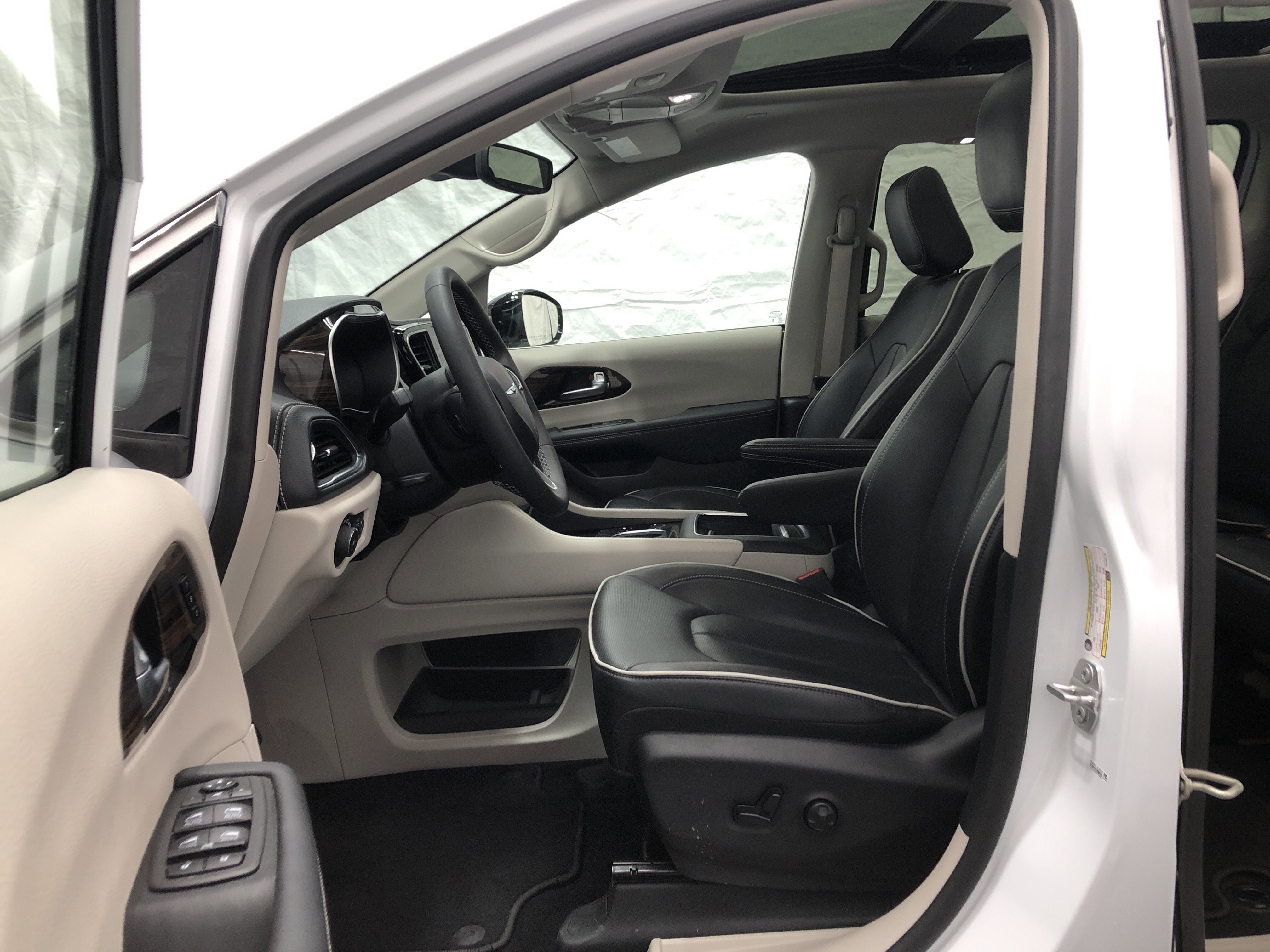 Certified 2024 Chrysler Pacifica Limited FWD image 17