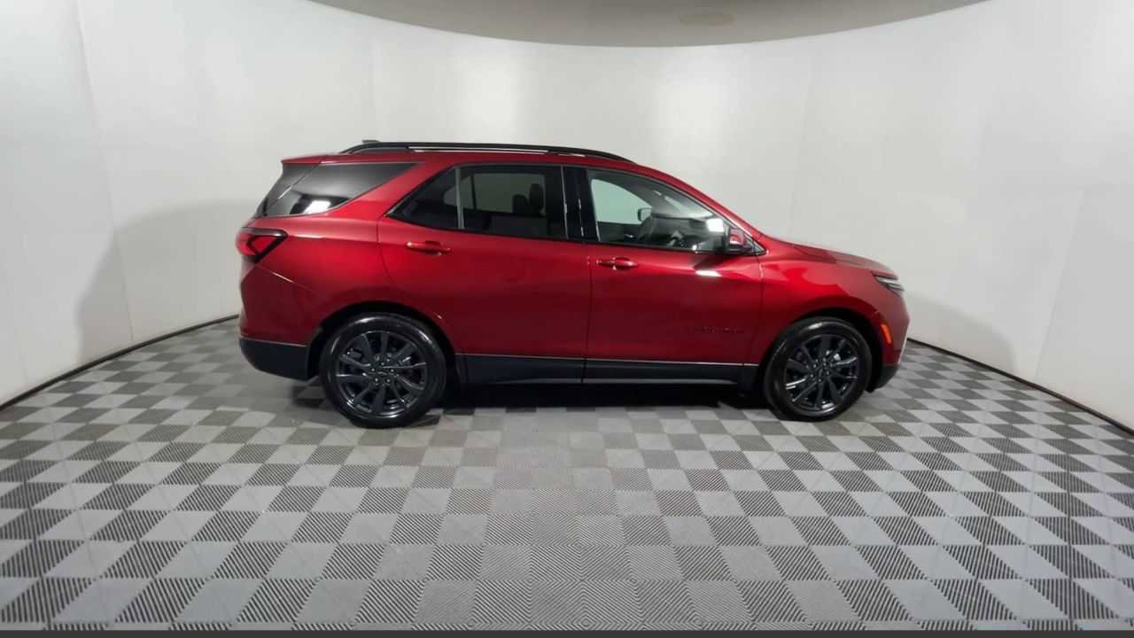 Used 2022 Chevrolet Equinox RS w/ RS Leather Package FWD image 2