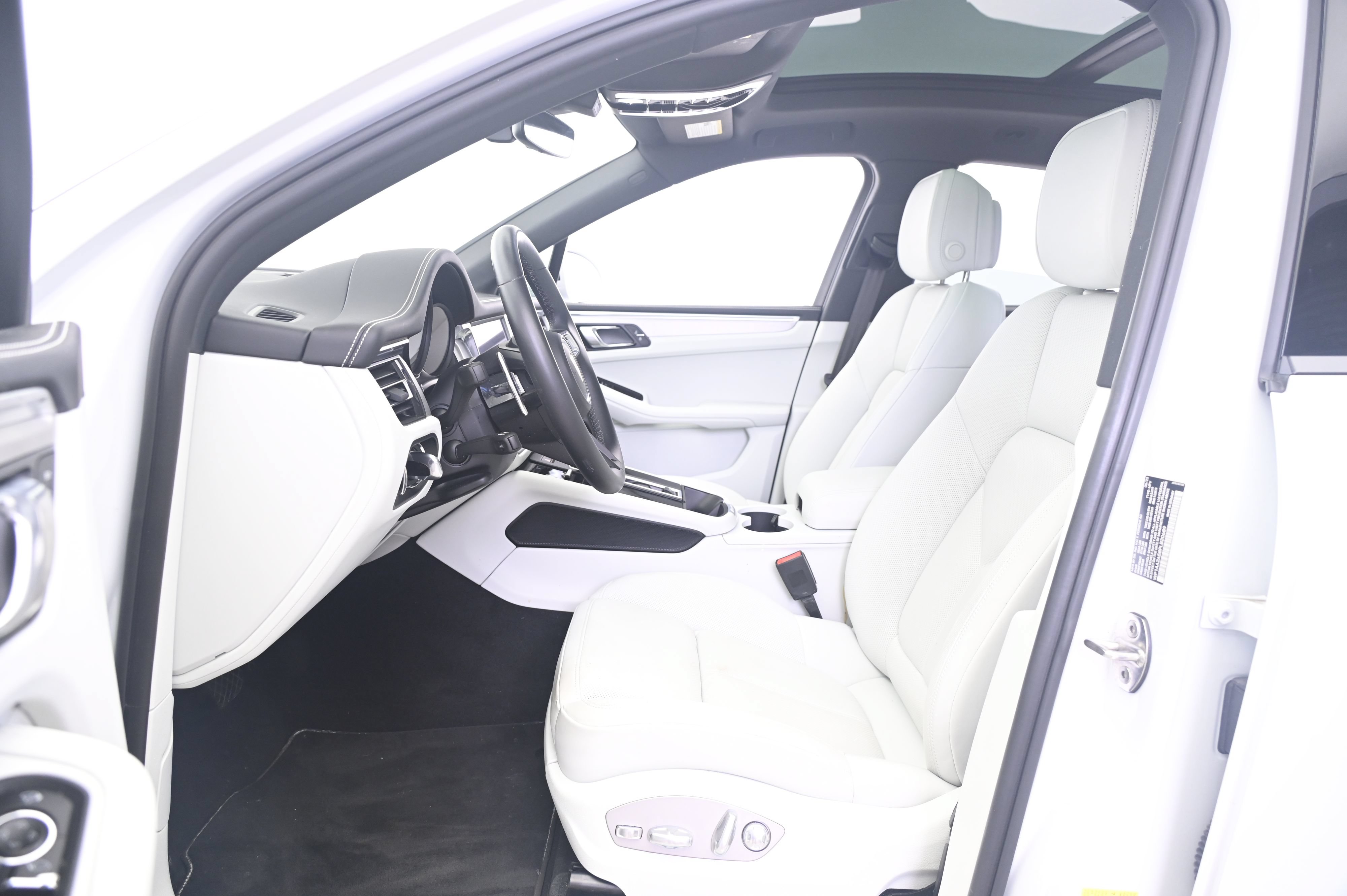 Certified 2023 Porsche Macan AWD/4WD image 29