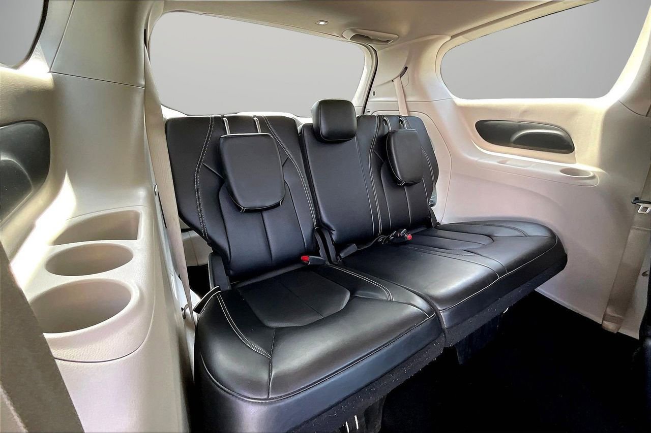 Certified 2024 Chrysler Pacifica Touring-L FWD image 24