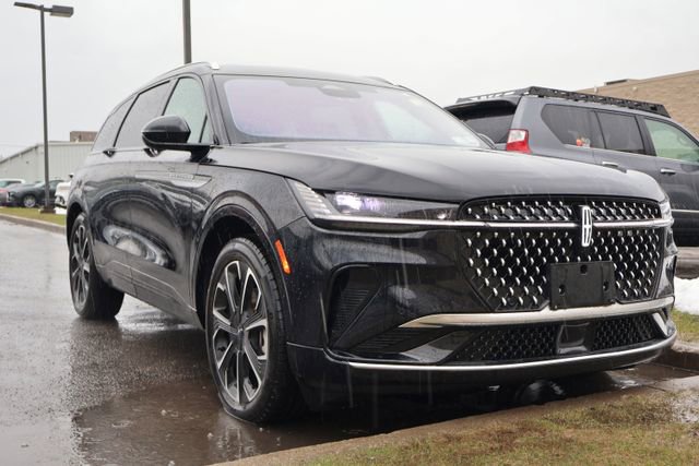 Used 2025 Lincoln Nautilus Reserve AWD/4WD image 3