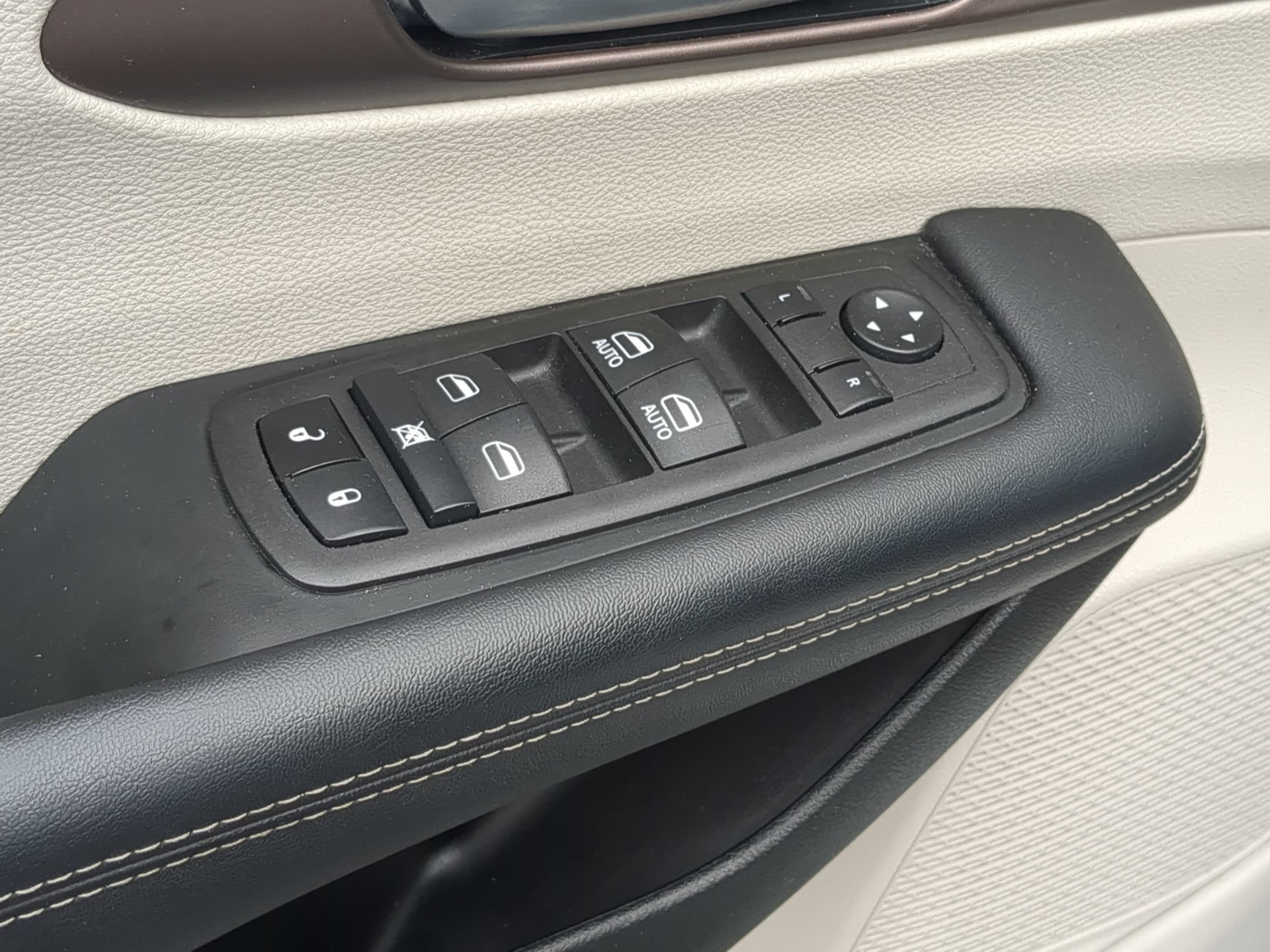 Used 2023 Chrysler Voyager LX FWD image 15