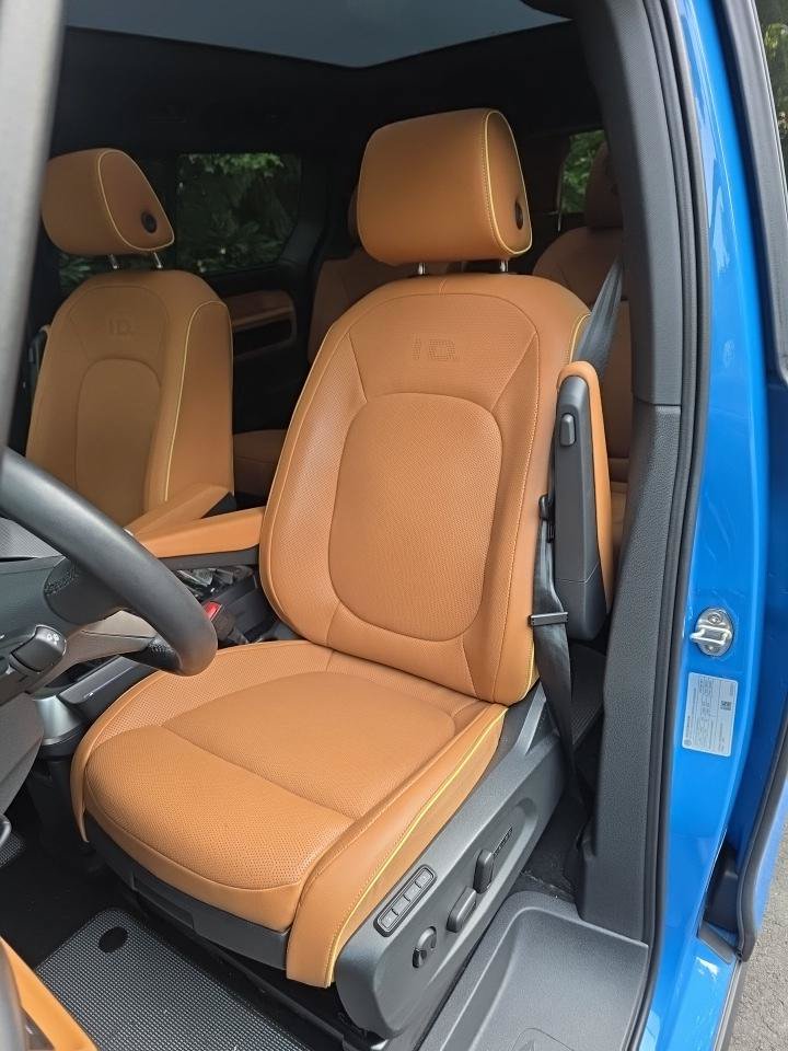 Used 2025 Volkswagen ID. Buzz Pro S Plus w/ Cupholders Package AWD/4WD image 5