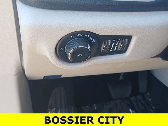 Used 2023 Chrysler Pacifica Touring-L image 17