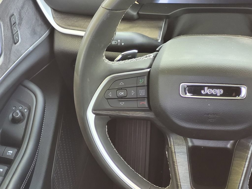 Used 2024 Jeep Grand Cherokee Limited w/ Black Appearance Package AWD/4WD image 12