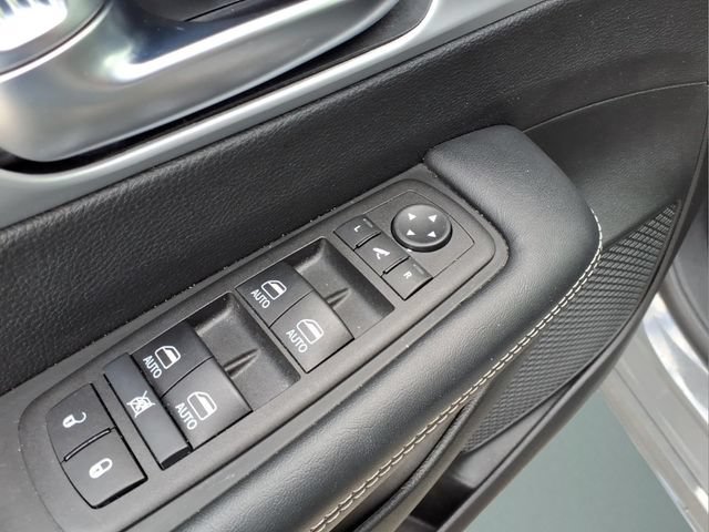 Used 2025 Chrysler Pacifica Limited FWD image 12